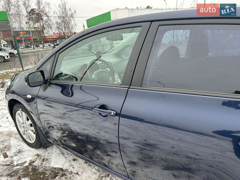 Хэтчбек Toyota Auris 2008 в Буче