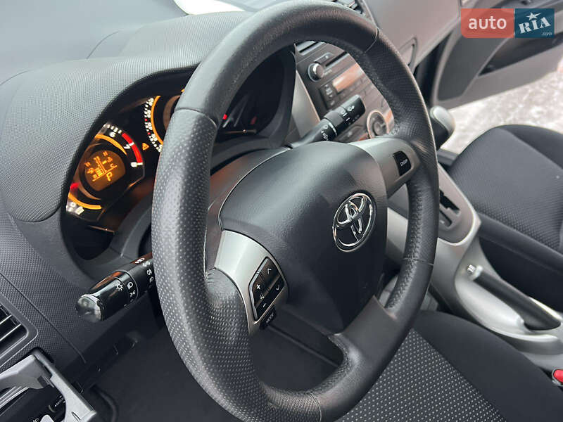 Хэтчбек Toyota Auris 2011 в Виннице