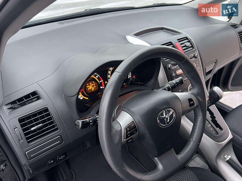 Хэтчбек Toyota Auris 2011 в Виннице