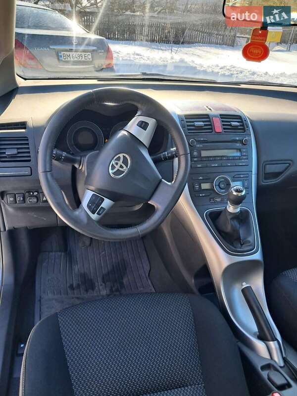 Хэтчбек Toyota Auris 2010 в Конотопе