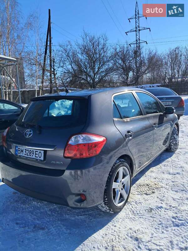 Хэтчбек Toyota Auris 2010 в Конотопе