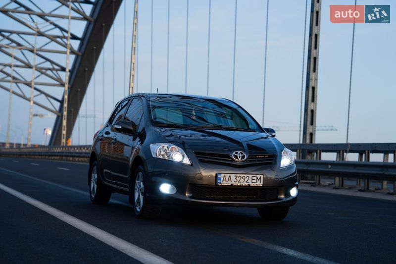 Хэтчбек Toyota Auris 2012 в Киеве