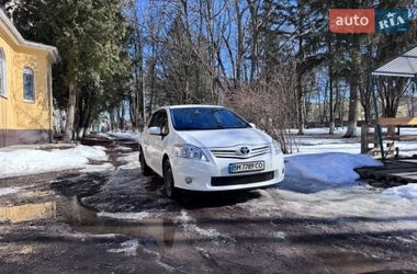Хэтчбек Toyota Auris 2010 в Сумах