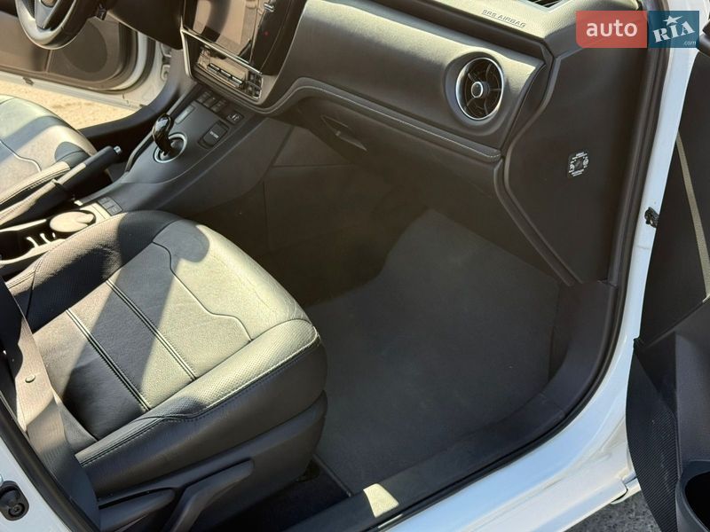 Хетчбек Toyota Auris 2016 в Ужгороді