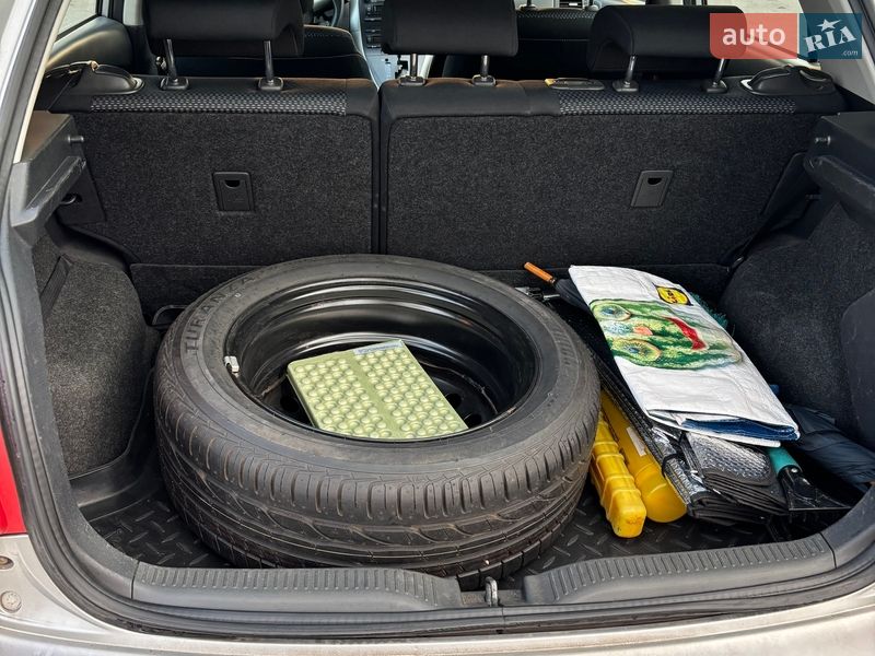 Хэтчбек Toyota Auris 2011 в Киеве