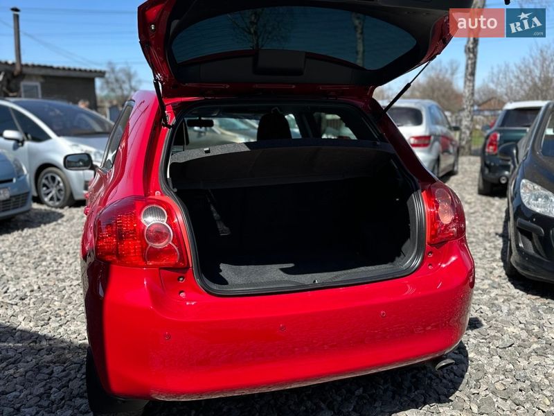 Хэтчбек Toyota Auris 2007 в Смеле