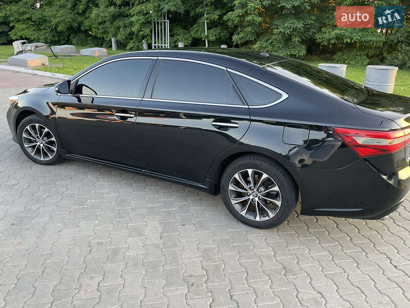 Седан Toyota Avalon 2016 в Дубно