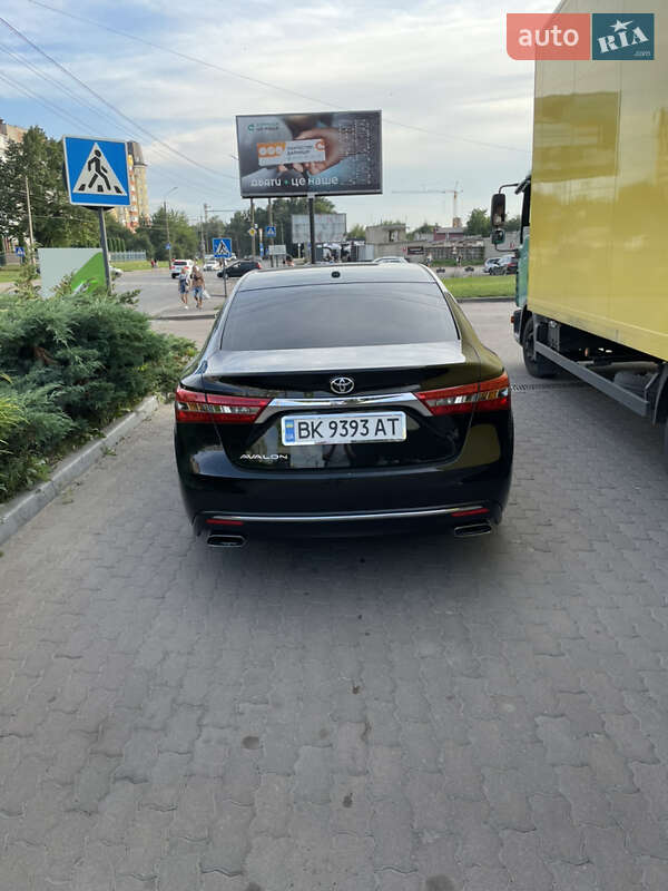 Седан Toyota Avalon 2016 в Дубно