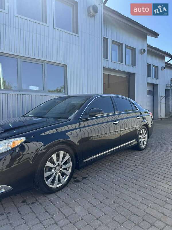 Седан Toyota Avalon 2011 в Виноградові
