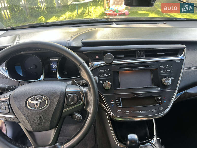 Седан Toyota Avalon 2013 в Золочеві
