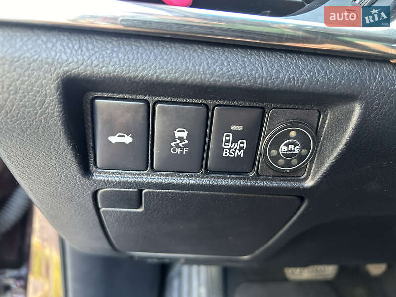 Седан Toyota Avalon 2013 в Золочеві