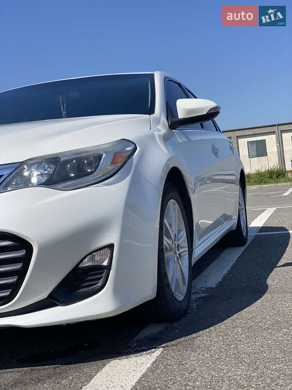 Седан Toyota Avalon 2015 в Мукачевому