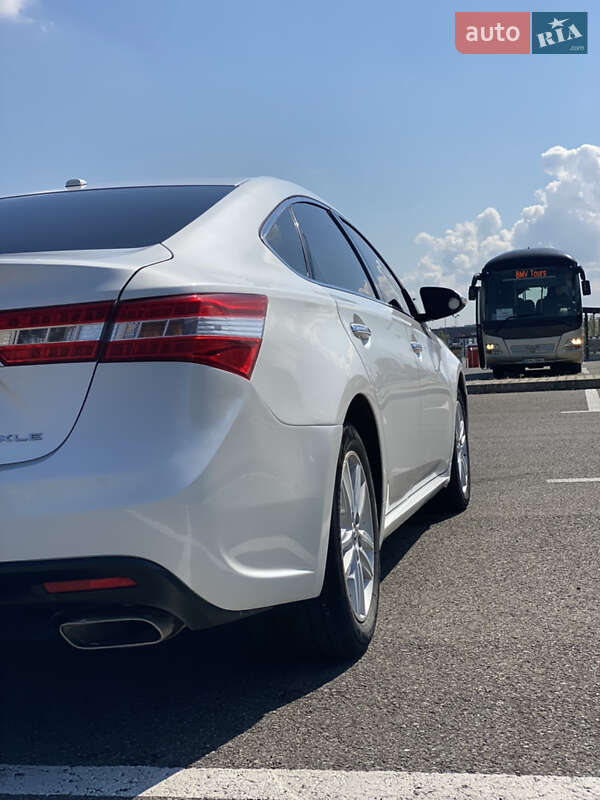 Седан Toyota Avalon 2015 в Мукачевому