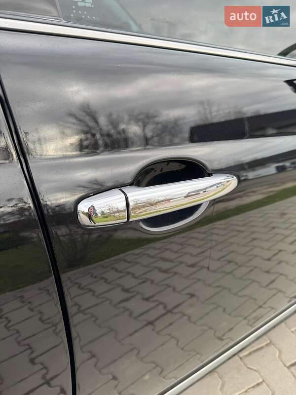 Седан Toyota Avalon 2011 в Косове