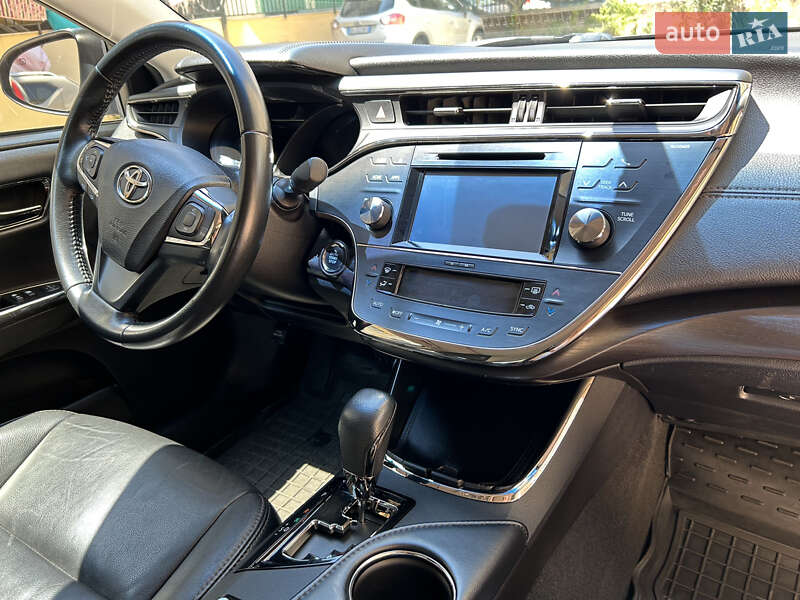 Седан Toyota Avalon 2016 в Володимирі