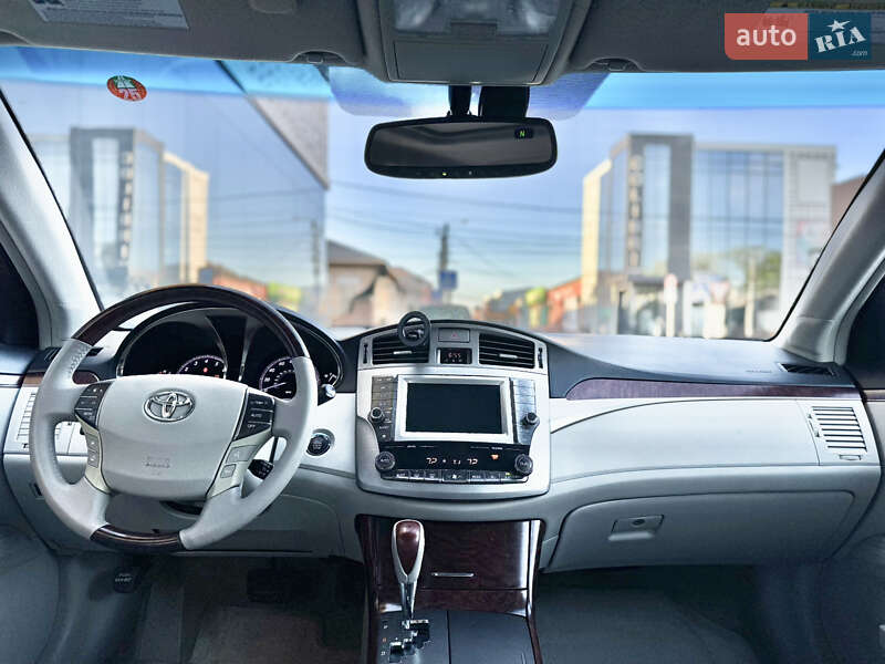 Седан Toyota Avalon 2012 в Измаиле