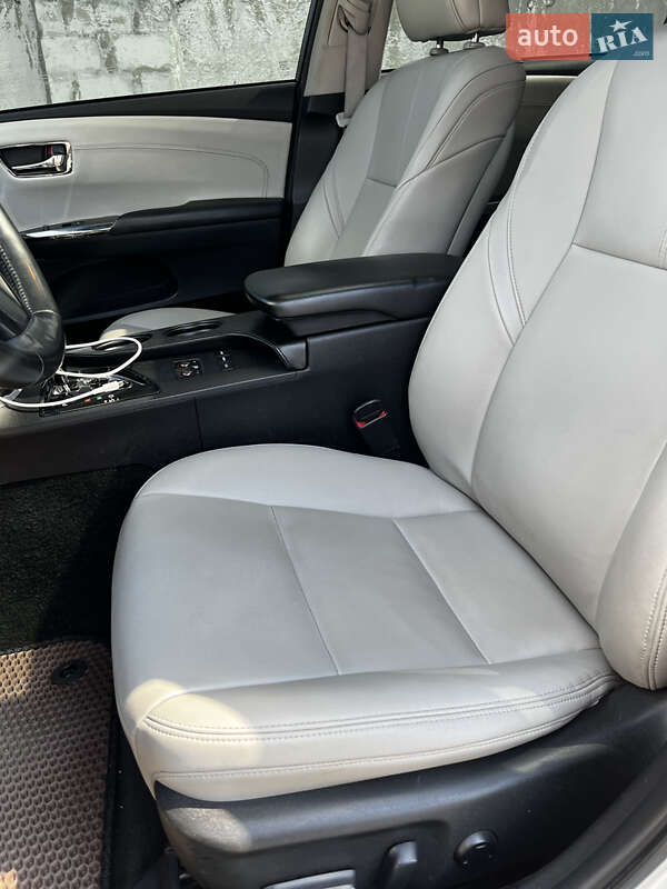 Седан Toyota Avalon 2014 в Житомире