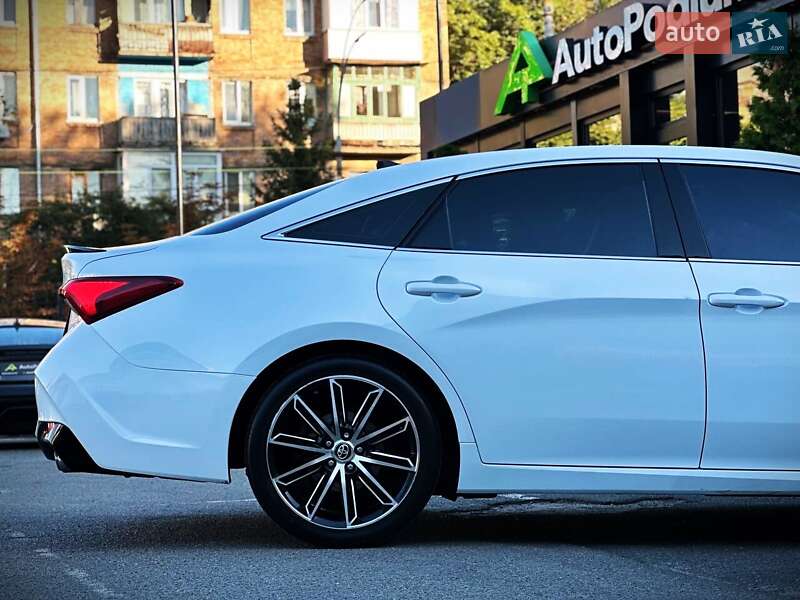 Седан Toyota Avalon 2018 в Киеве