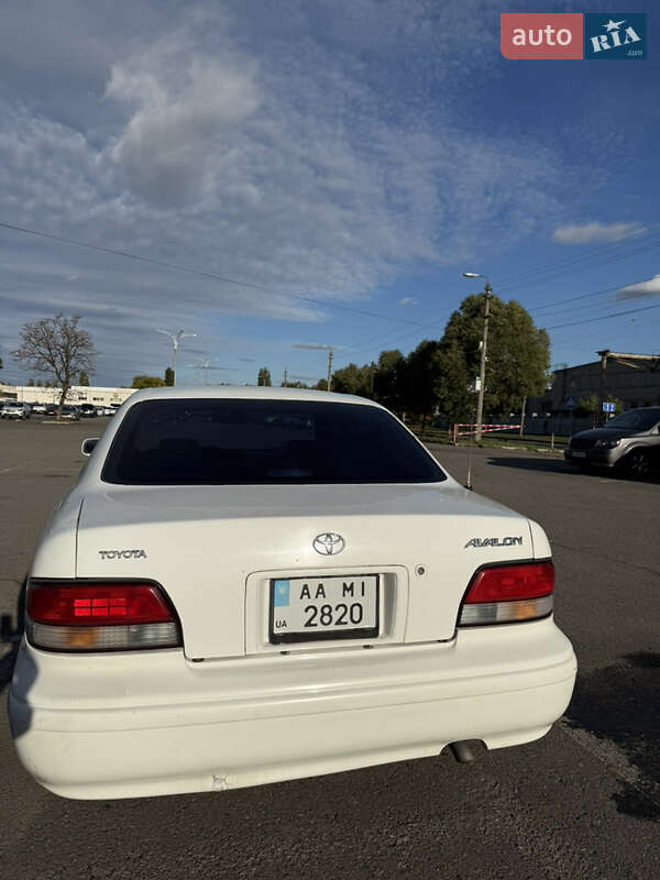 Седан Toyota Avalon 1996 в Киеве