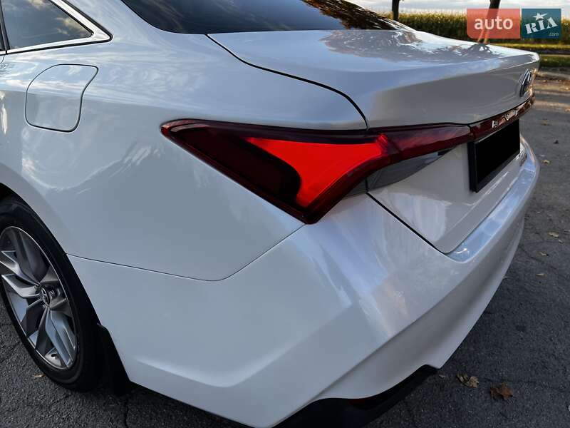 Седан Toyota Avalon 2019 в Володимирі