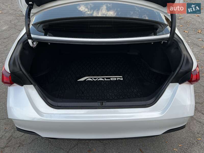 Седан Toyota Avalon 2019 в Володимирі