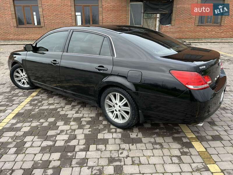 Седан Toyota Avalon 2006 в Теофиполе