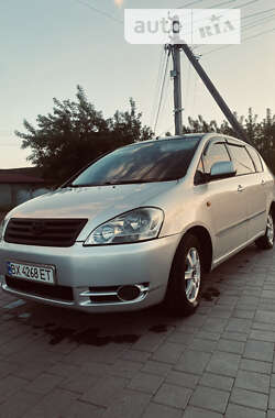 Мінівен Toyota Avensis Verso 2001 в Острозі