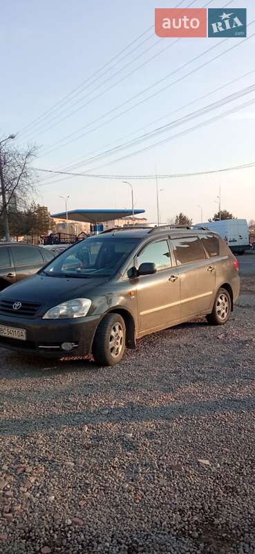 Мінівен Toyota Avensis Verso 2002 в 
