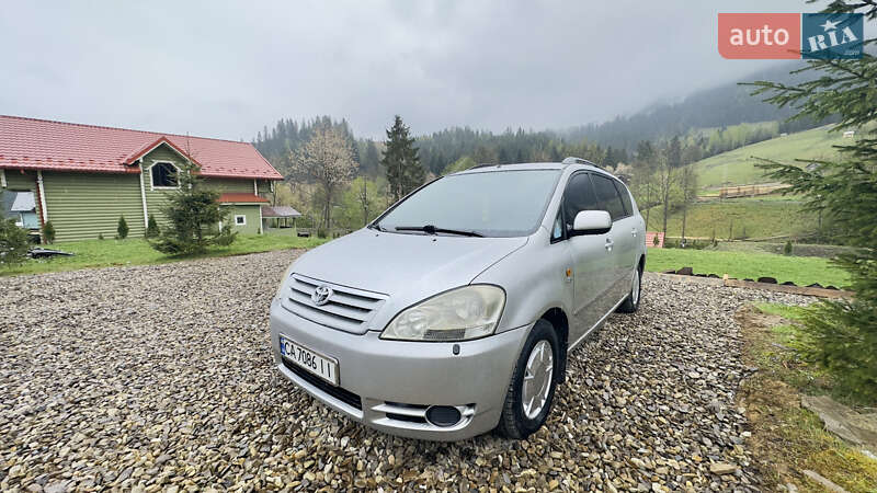 Toyota Avensis Verso 2003