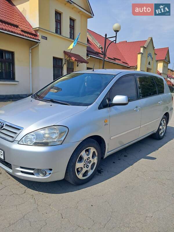 Минивэн Toyota Avensis Verso 2002 в Жовкве