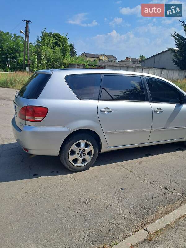 Минивэн Toyota Avensis Verso 2002 в Жовкве