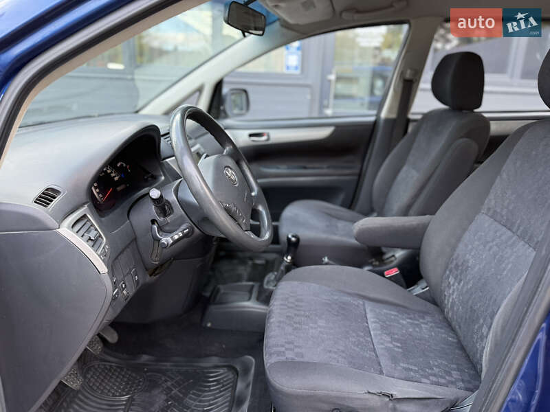 Минивэн Toyota Avensis Verso 2005 в Черновцах