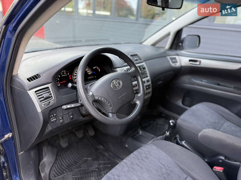 Минивэн Toyota Avensis Verso 2005 в Черновцах