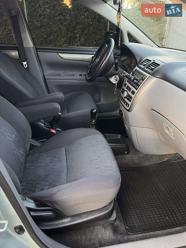 Минивэн Toyota Avensis Verso 2002 в Черновцах фото 14 Минивэн Toyota Avensis Verso 2002 в Черновцах