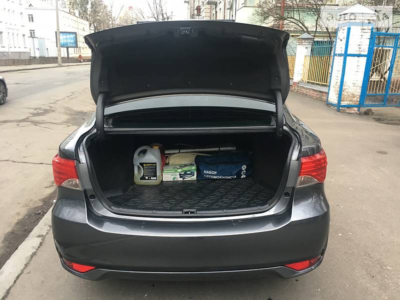 Седан Toyota Avensis 2013 в Києві