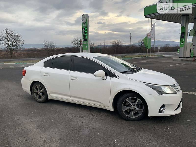 Седан Toyota Avensis 2012 в Ужгороді