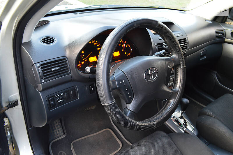 Седан Toyota Avensis 2003 в Краматорске
