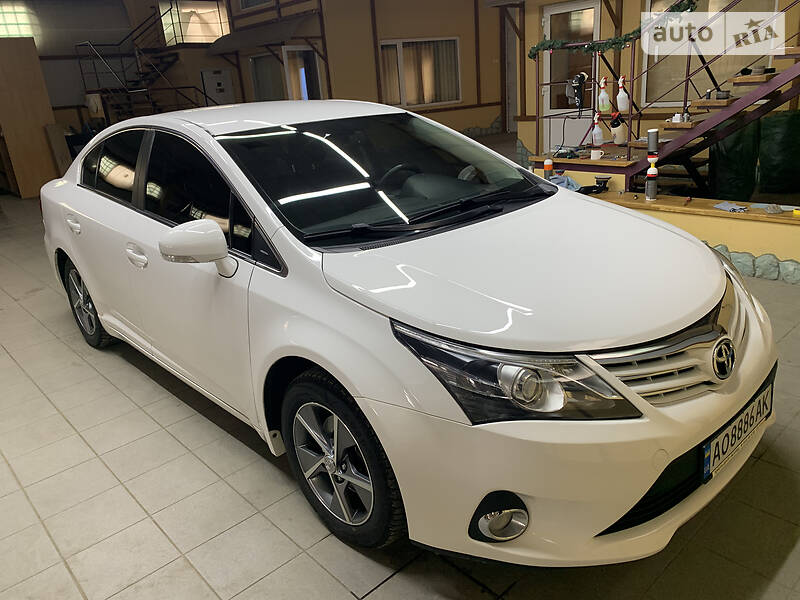 Седан Toyota Avensis 2012 в Ужгороді