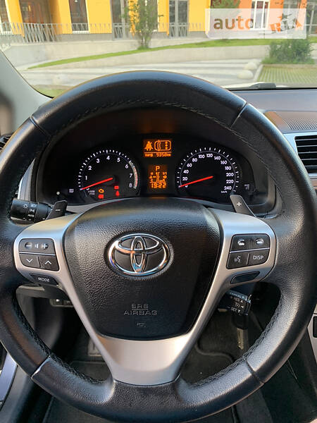 Седан Toyota Avensis 2013 в Киеве