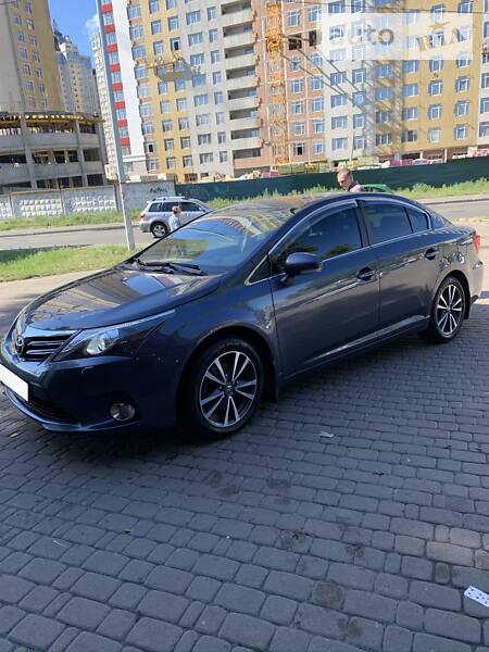 Седан Toyota Avensis 2012 в 