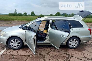 Универсал Toyota Avensis 2005 в Середине-Буде