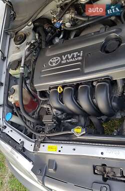 Лифтбек Toyota Avensis 2002 в 