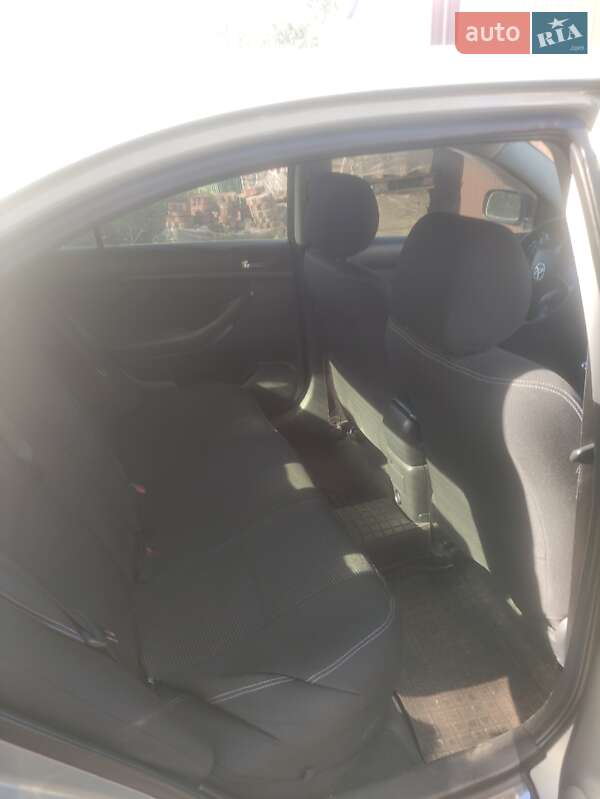 Седан Toyota Avensis 2005 в Кривом Роге