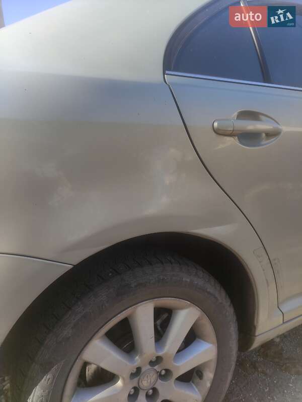 Седан Toyota Avensis 2005 в Кривом Роге