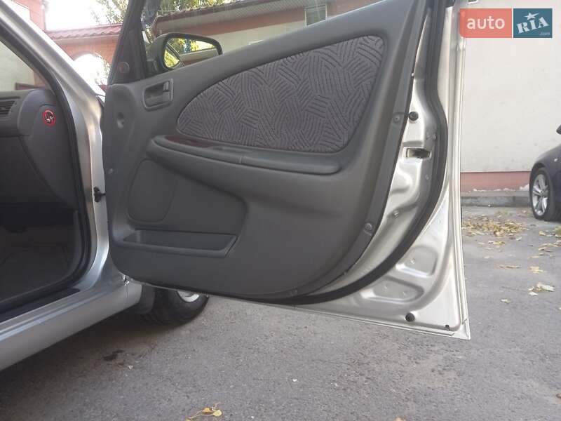 Седан Toyota Avensis 1998 в Одесі