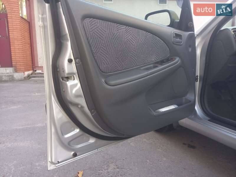 Седан Toyota Avensis 1998 в Одесі