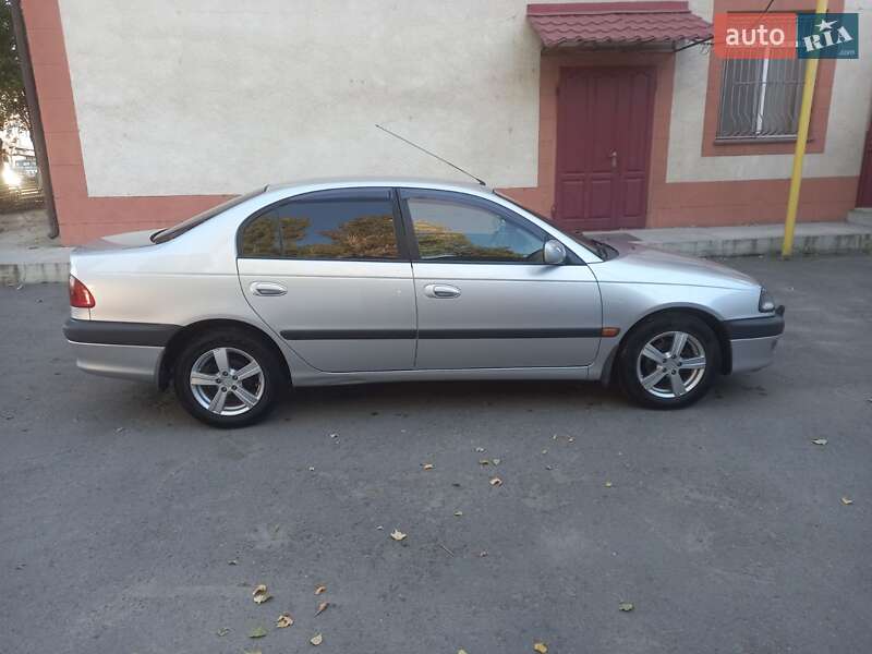 Седан Toyota Avensis 1998 в Одесі