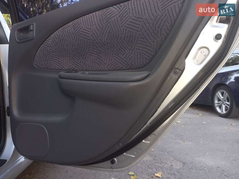 Седан Toyota Avensis 1998 в Одесі