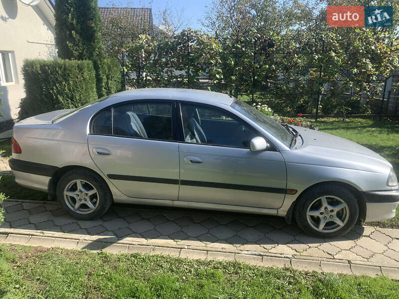 Седан Toyota Avensis 2000 в Черновцах