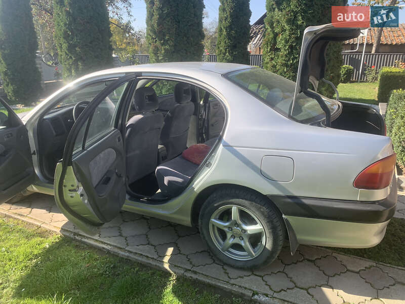 Седан Toyota Avensis 2000 в Черновцах